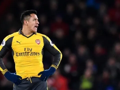 Alexis Sanchez giận dữ với đồng đội Arsenal