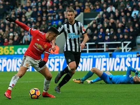 Alexis Sanchez lại lập kỉ lục mất bóng