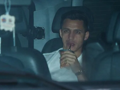 Alexis Sanchez lần đầu đi xe đến sân tập Carrington