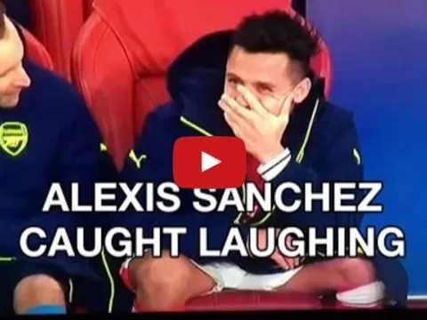 Alexis Sanchez vô tư cười tươi khi Arsenal thua thảm