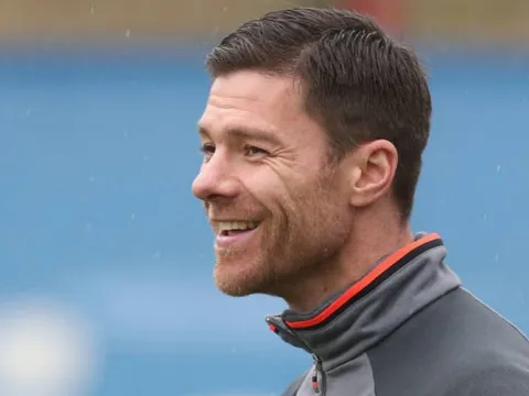 Alonso vẫn tươi như hoa sau khi tuyên bố giải nghệ