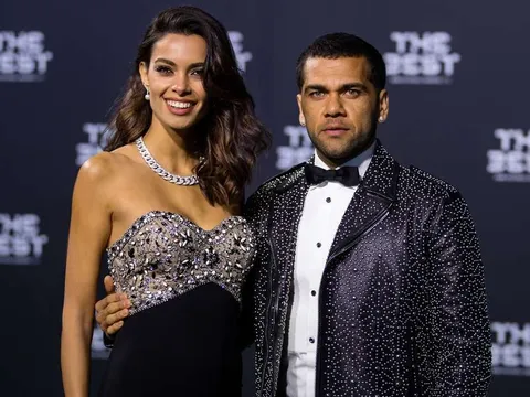 Alves tức giận khi người Barcelona không dự lễ trao giải FIFA