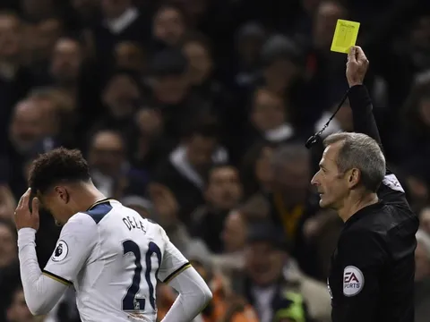 Ăn mừng bàn thắng với CĐV, Dele Alli bị rút thẻ vàng