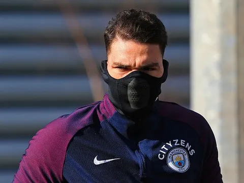 Ăn mừng chưa đã, Ederson 'hầm hầm' tiến ra sân tập