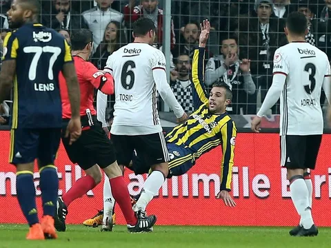 Ăn vạ thô thiển, Van Persie bị sao nhạc pop chửi thậm tệ