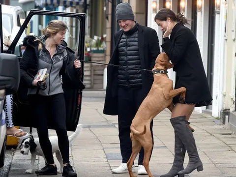 Chó Smalling dọa hết hồn vợ xinh của Bastian Schweinsteiger