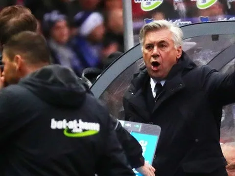 SỐC! Ancelotti bị phun nước bọt đầy người