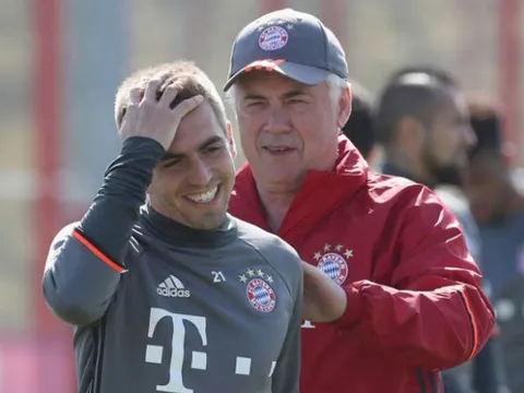 Ancelotti tận tình chăm sóc Lahm trên sân tập