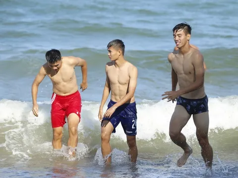 Ngắm "body" các chàng trai U20 Việt Nam trên biển Nha Trang