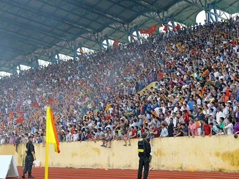5 điểm nhấn vòng 1 V-League 2018: Khán giả và pháo sáng