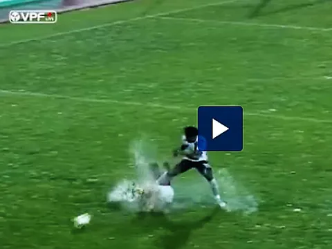 Thêm một cầu thủ V-League có pha vào bóng triệt hạ đồng nghiệp