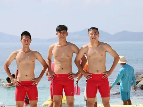 'Hot boy' U20 Việt Nam 'thả thính' khoe body ở Resort 5 sao