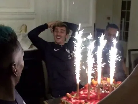 Antoine Griezmann cười không ngớt khi được đồng đội tặng bánh sinh nhật