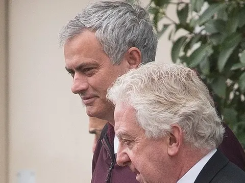 Áp lực bủa vây, Mourinho vẫn đầy tươi tắn