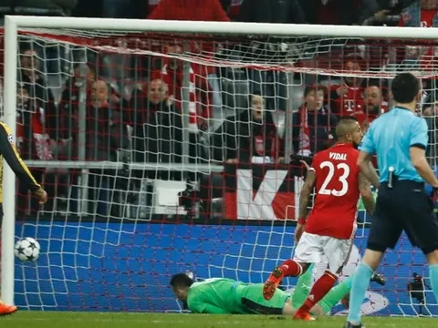 Arjen Robben vẽ nên đường cong tuyệt hảo khiến David Ospina bất lực