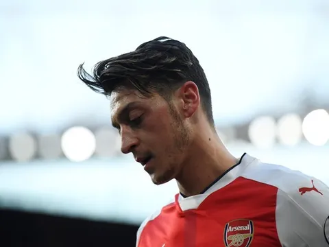 Arsenal đang mắc kẹt với 'ngôi sao nửa mùa' Mesut Oezil