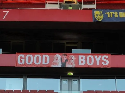 Arsenal dùng 2 chú chó để giữ chân Alexis Sanchez