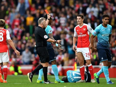 Góc chiến thuật: Xoay thế nào, Wenger ơi?
