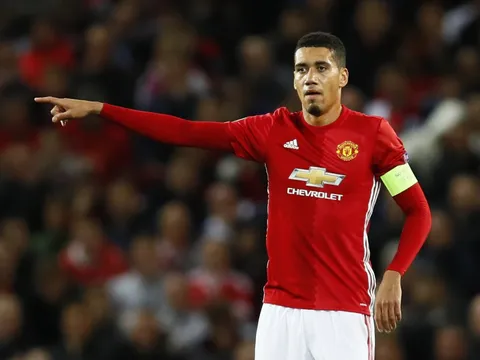Arsenal muốn đổi chéo Chamberlain lấy Smalling