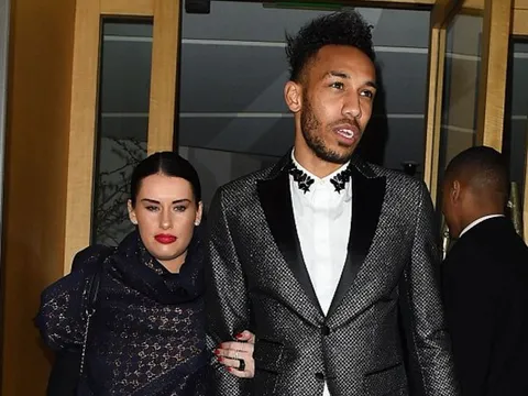 Arsenal thảm bại, Aubameyang vẫn vui vẻ tiệc tùng cùng siêu mẫu
