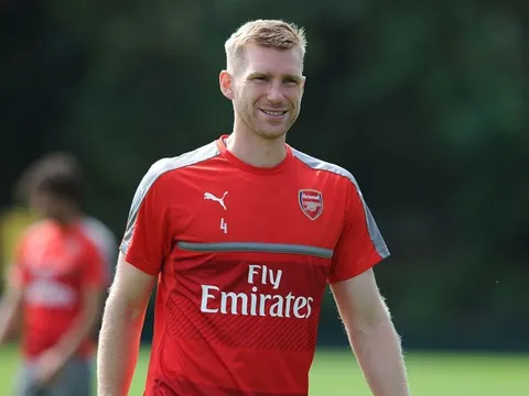 Arsenal thay đổi chóng mặt với trường hợp của Mertesacker