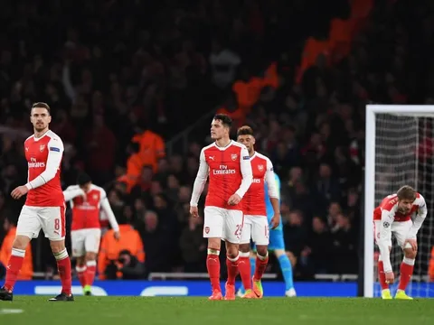 Arsenal thua, cả Ngoại hạng Anh xấu hổ