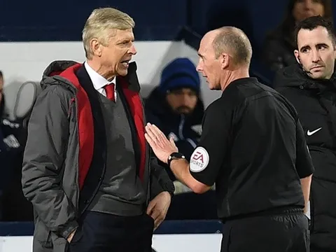 Arsenal thua bàn oan, Wenger "hỏi tội" Mike Dean
