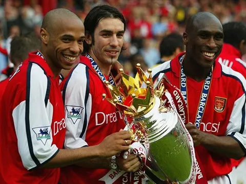 Arsenal từng kiêu hùng nâng cúp trên sân Old Trafford thế nào?