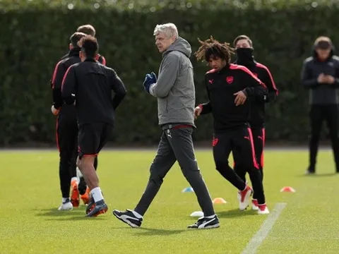Arsene Wenger cảnh báo học trò không được chủ quan