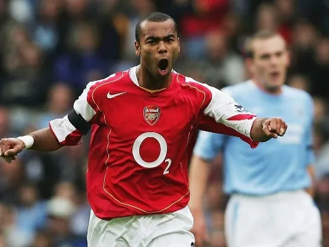 Ashley Cole cười vào nỗi đau của Arsenal