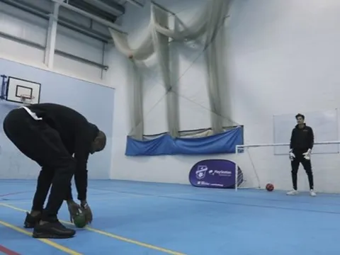 Ashley Young sút penalty với đủ mọi loại bóng