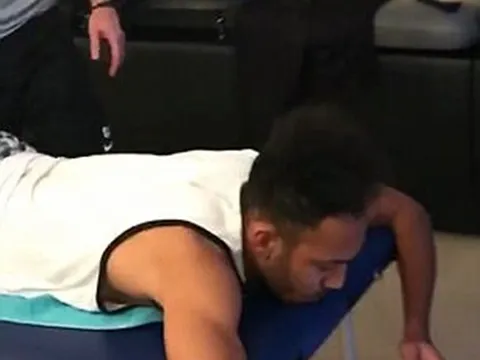 Aubameyang bình thản đi massage, chờ Arsenal chốt giá