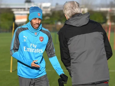 Aubameyang nuốt từng lời của Giáo sư trong buổi tập đầu tiên