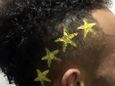 Aubameyang ra mắt kiểu tóc phát sáng trong đêm
