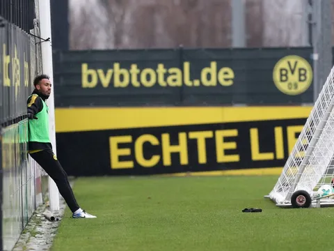 Aubameyang trầm tư trong buổi tập cuối ở Dortmund?