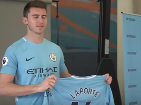 Aymeric Laporte ngượng ngùng trong ngay ra mắt Man City