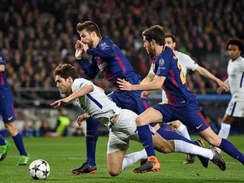 Huyền thoại Chelsea "chia rẽ" sau trận thua Barca