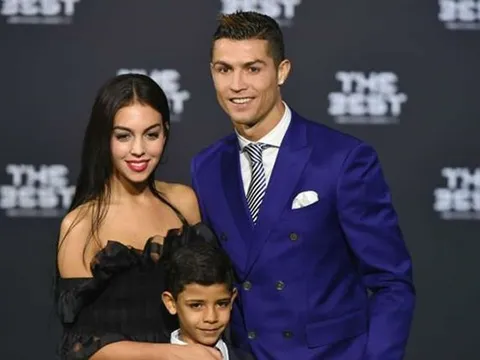 Bạn gái mới tháp tùng Ronaldo trong lễ trao giải FIFA