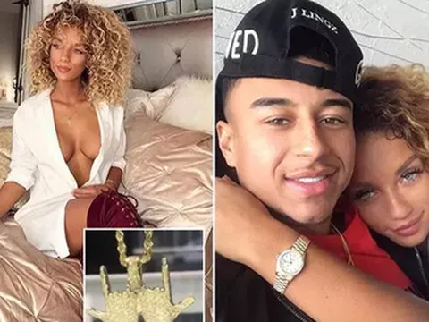 Bạn gái nóng bỏng tặng quà độc cho người hùng Lingard