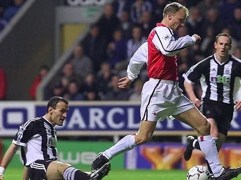 Bàn thắng kinh điển: Dennis Bergkamp vs Newcastle