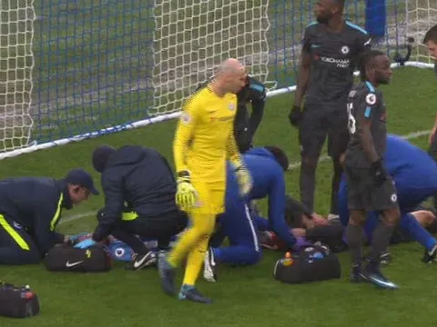 Bất tỉnh sau va chạm, sao trẻ Chelsea vắng mặt trận đại chiến với Arsenal