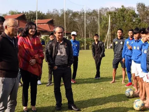 Bầu Đức: Hơn 10 năm qua tôi phải đội... mũ cối
