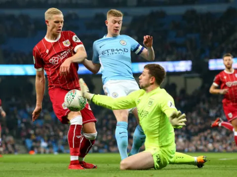 Bay như chim, thủ môn Bristol City khiến đội chủ nhà ngao ngán