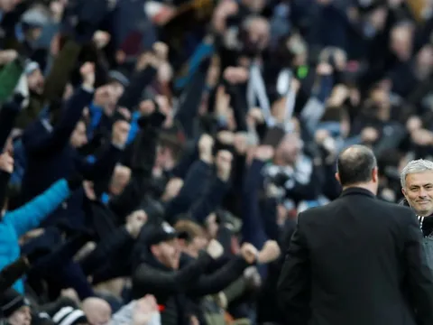 Benitez đánh bại Mourinho: Từ mẹ kế đến người hùng