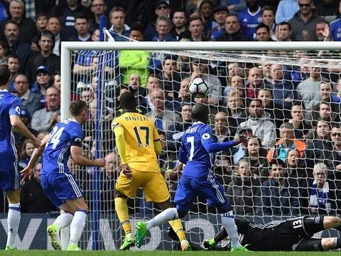 Benteke và Zaha thi nhau đánh sập Stamford Bridge