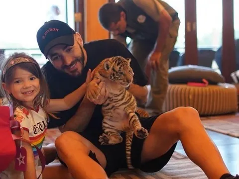 Benzema bị tẩy chay vì trót âu yếm... hổ