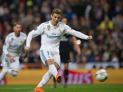 Bí ẩn trái bóng tự xê dịch trước khi Ronaldo sút phạt đền