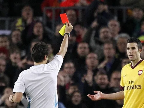Bị mang danh UEFAlona, UEFA khốn đốn