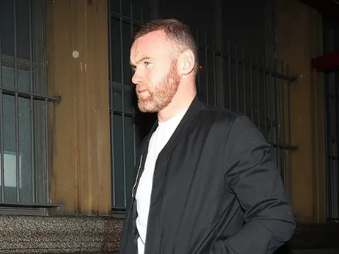 Bị Mourinho bỏ rơi, Rooney lặng lẽ dẫn vợ đi giải sầu