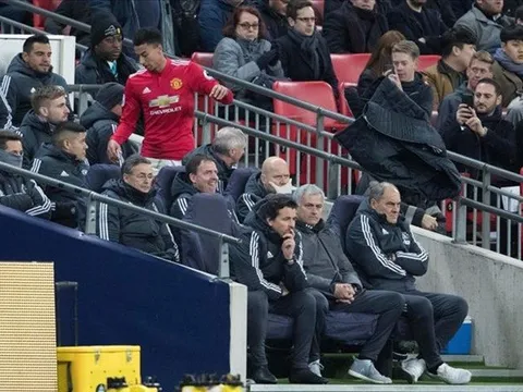 Bị Mourinho thay ra, Jesse Lingard ném áo giận dữ